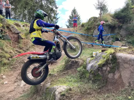 Moto-trial : les meilleurs pilotes régionaux gardent l'équilibre à La Bresse