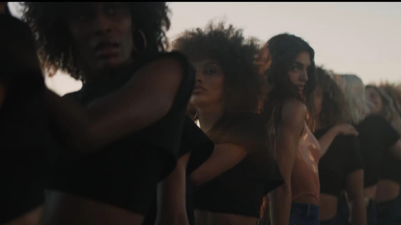 Publicité : la vosgienne Mélodie Gollé danseuse vedette dans le clip de la marque Liu.Jo 2• 100% Vosges Mélodie Gollé, au centre, dans la nouvelle pub Liu.Jo.
