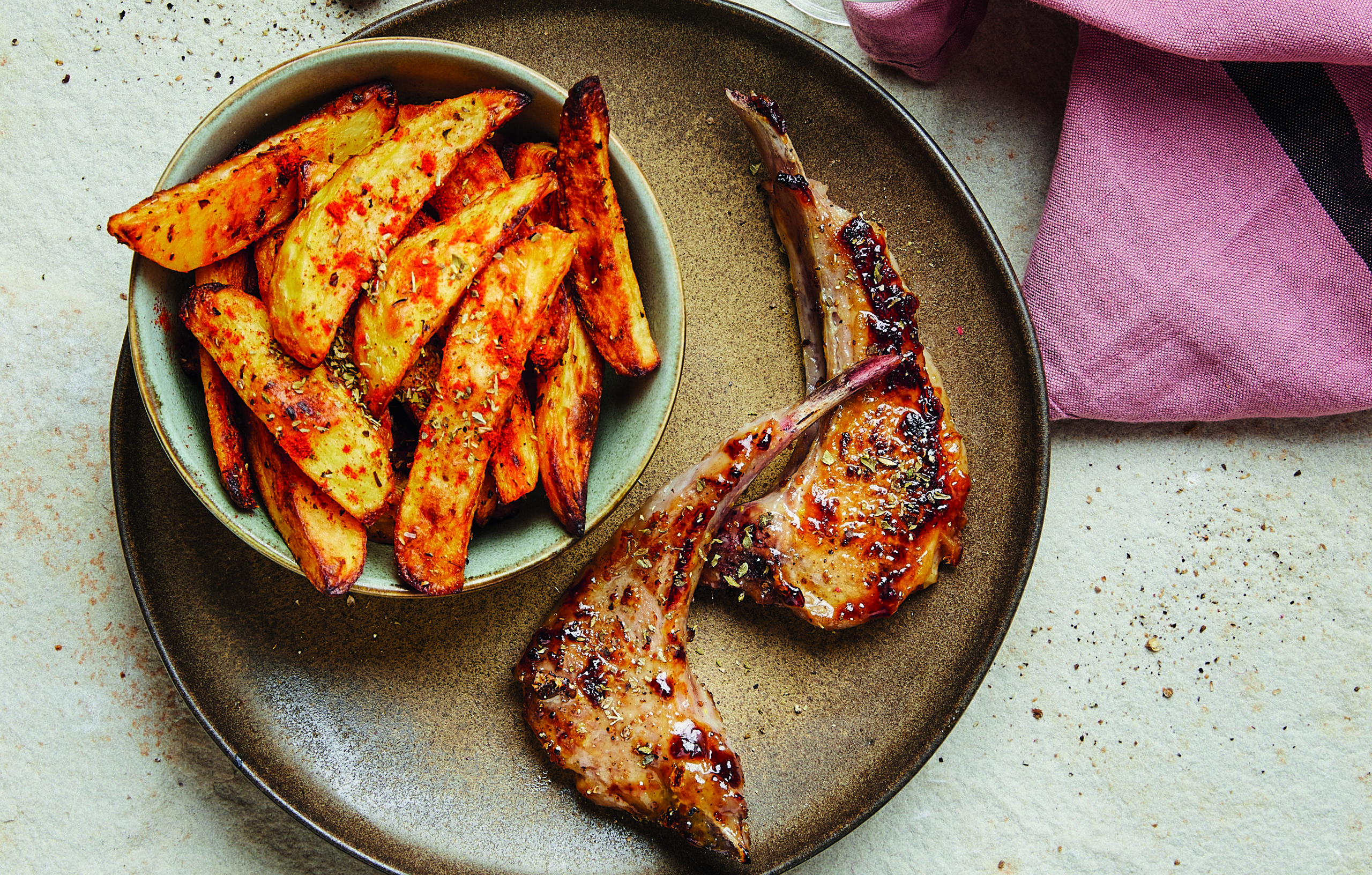 Recette : Côtelettes d'agneau à la moutarde et au miel, frites au four maison et paprika