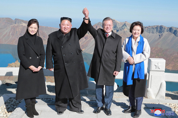 Les dirigeants de Corée du Nord et du Sud au mont Paektu pour une démonstration d'unité, le 20 septembre 2018