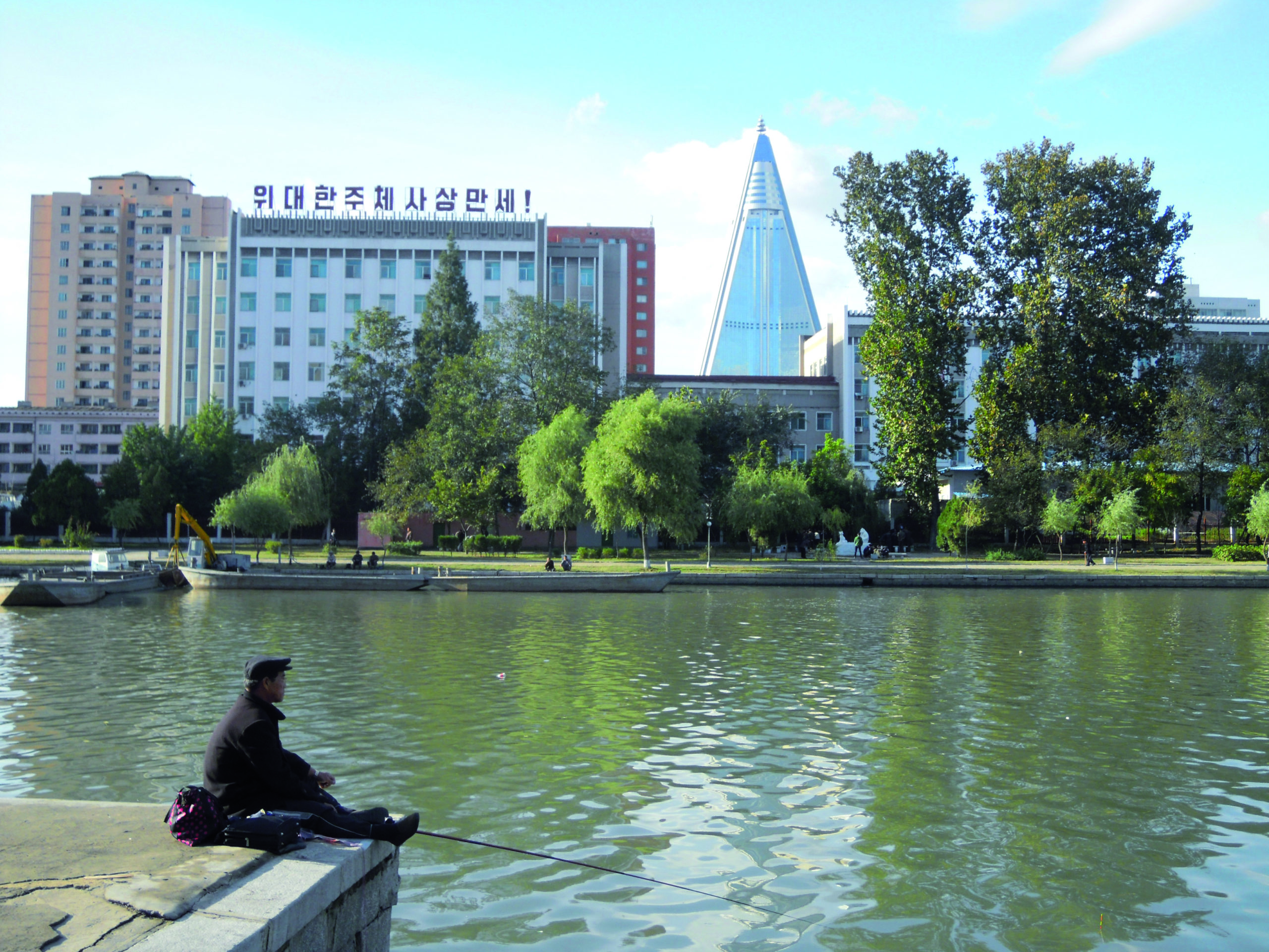 Pêcheur sur la rivière Potong à Pyongyang