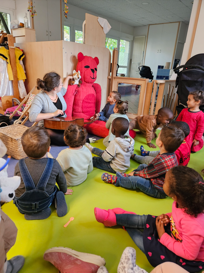 À Saint-Dié, un Ours Rouge sensibilise les tout-petits à l’art et la culture 3• 100% Vosges 100% Vosges