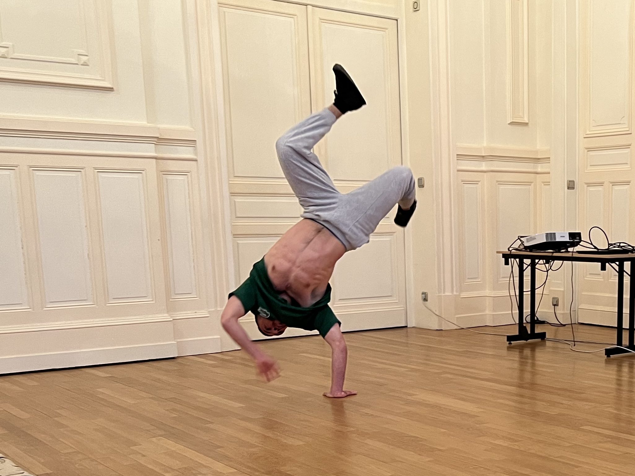Résidence départementale : les Vosges voient la vie en Hip Hop pour les trois prochaines années 2• 100% Vosges Démonstration de Breakdance de Marouane, de la Compagnie S'Poart, qui fait partie du projet en résidence dans les Vosges.
