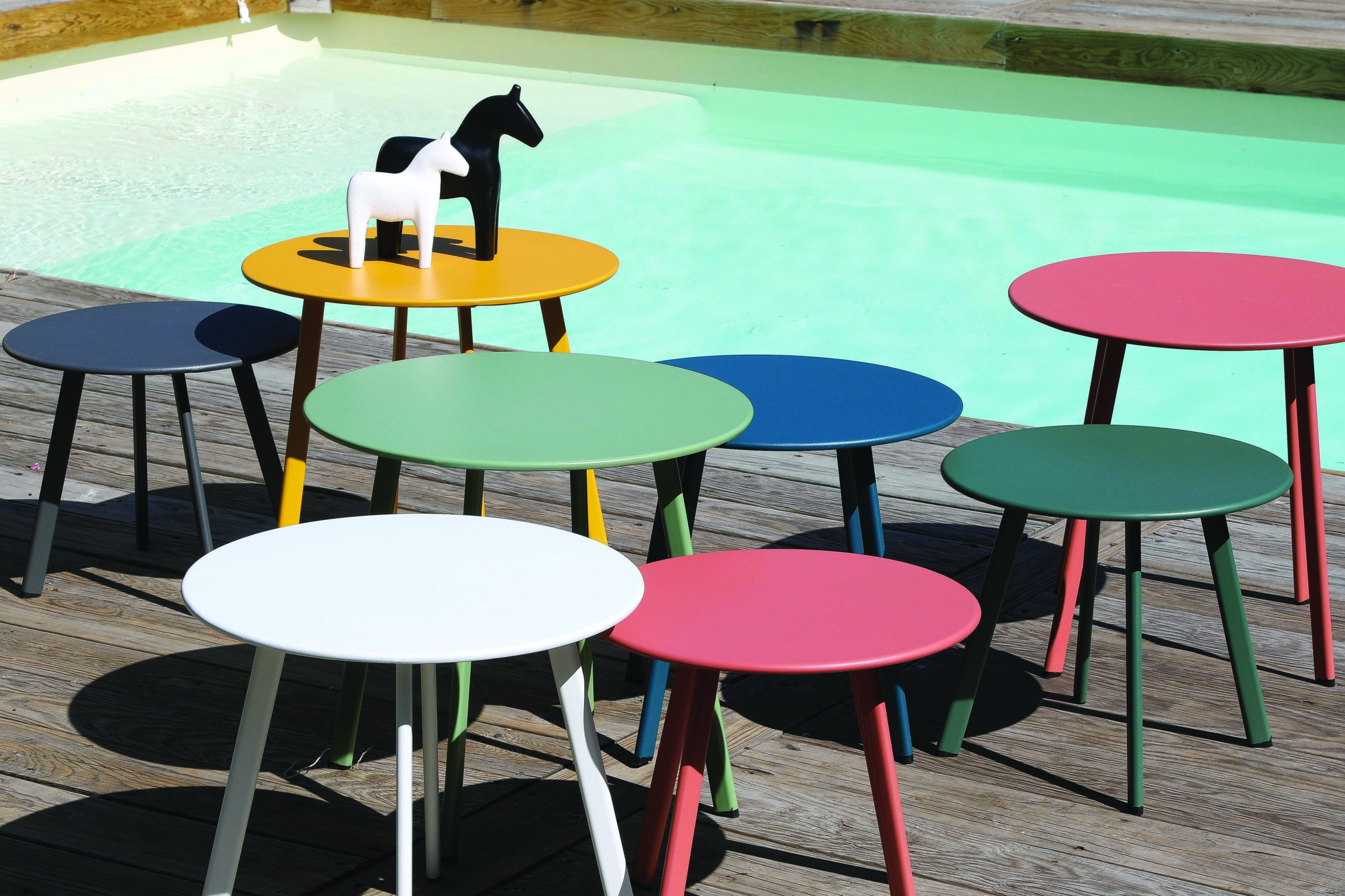 Déco : Des terrasses aux couleurs de l'été avec Fly Épinal 6• 100% Vosges Tables Massai, de chez Fly.