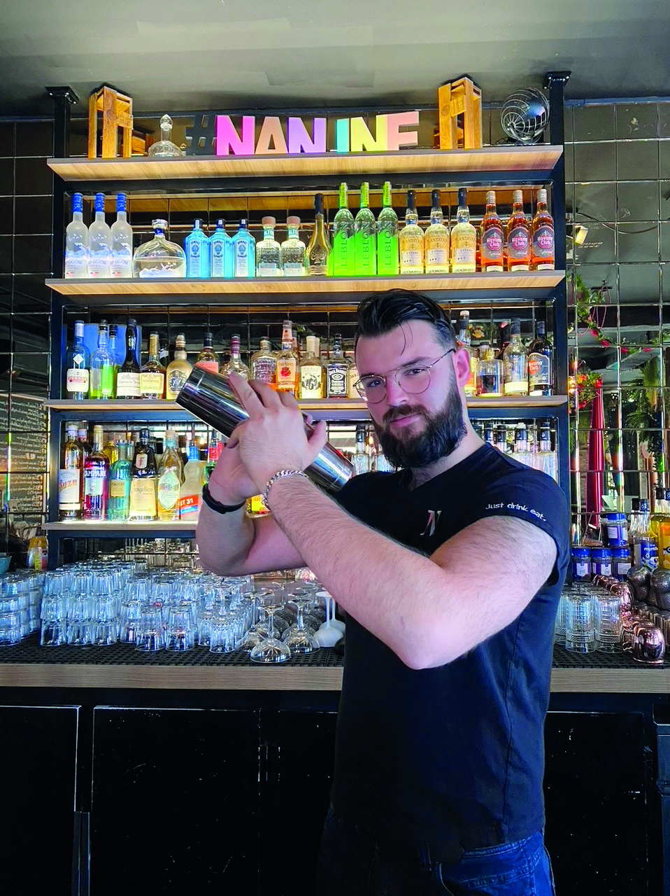 Nanine : Ambiance et cuisine festive avec Seb et Franck Bernardo 5• 100% Vosges Création d'un cocktail au Restaurant Nanine à Épinal.