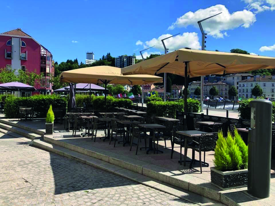 Poulaillon : Un fast-food réinventé avec supplément convivialité apporté par Mélody Le Foll et son équipe à Épinal 3• 100% Vosges Terrasse de Poulaillon Épinal.